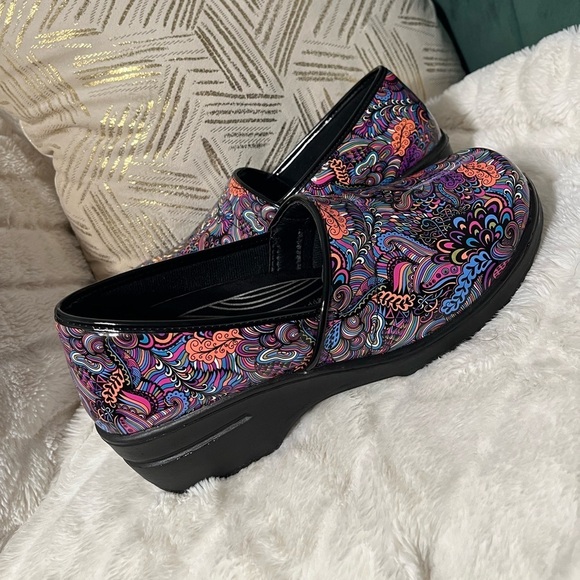 Easy Works By Easy Street Slip-On Clog - Picture 8 of 8